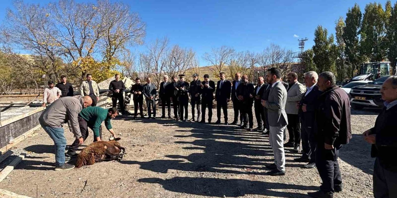 Tutak’ta hayvan pazarı yapılıyor