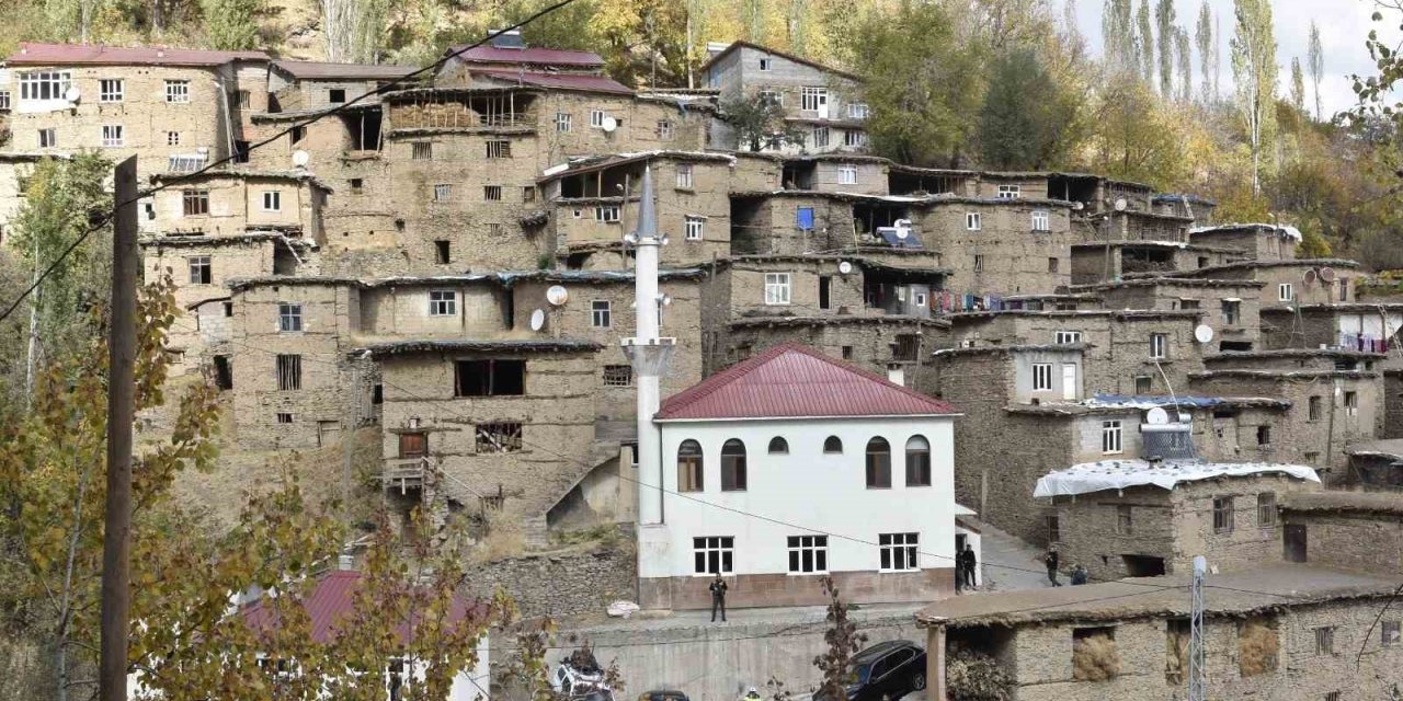 Vali Karakaya: "Uzuntaş, sadece bir köy değil Bitlis’in kültürel hafızasıdır"