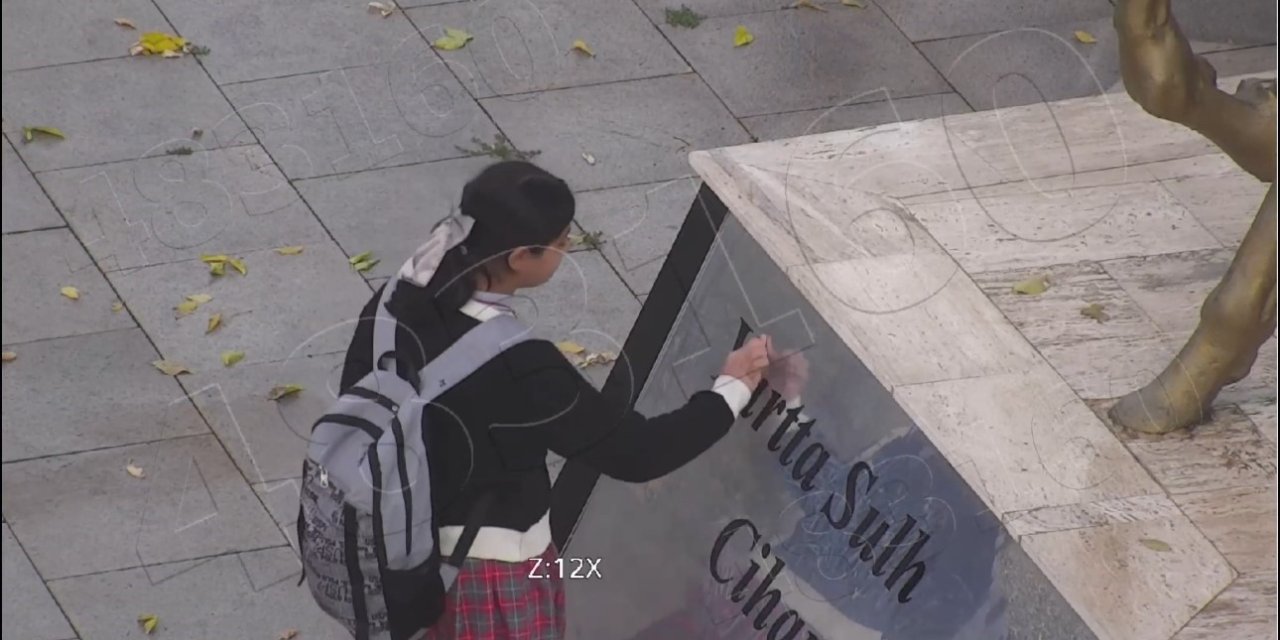 Atatürk büstünü temizleyen minik Asmin’in