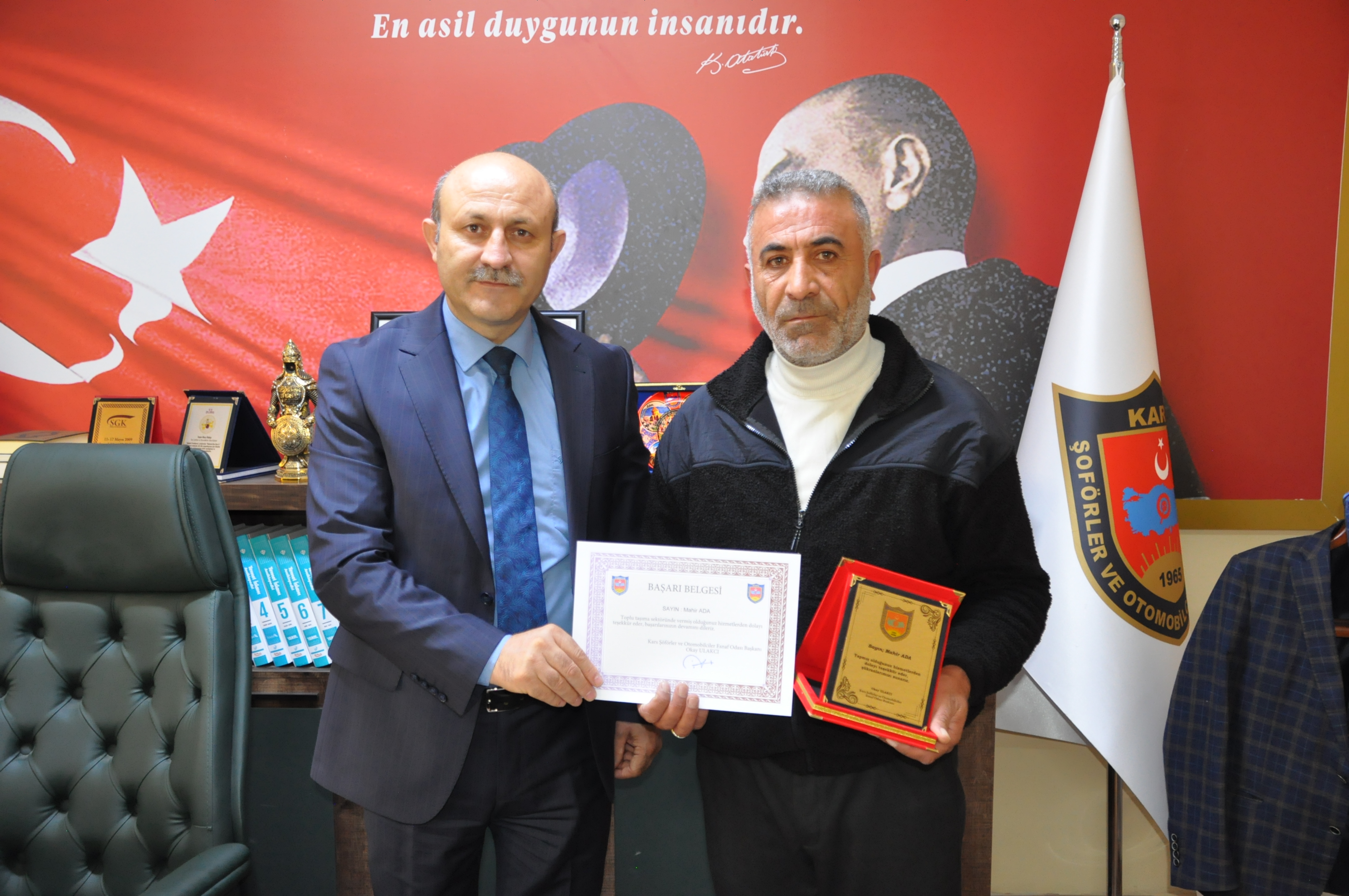 Yolcusu kalp krizi geçirince güzergahını değiştirip hastaneye yetiştiren dolmuş şoförü ödüllendirildi