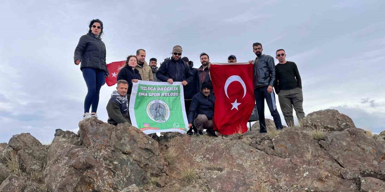 Iğdır’da dağcılardan Cumhuriyet Bayramı’na özel Tekelti Dağı zirve tırmanışı