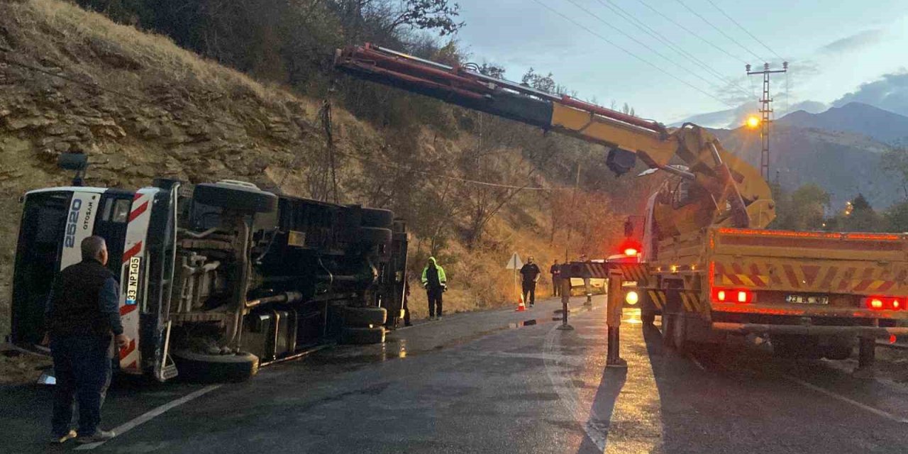 Kemaliye’de canlı hayvan taşıyan çekici devrildi: 2 hayvanın ayağı kırıldı