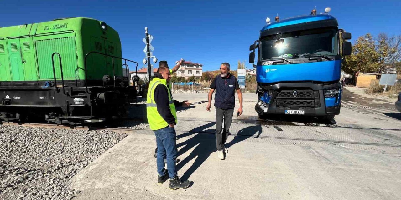 Malatya’da tren tıra çarptı
