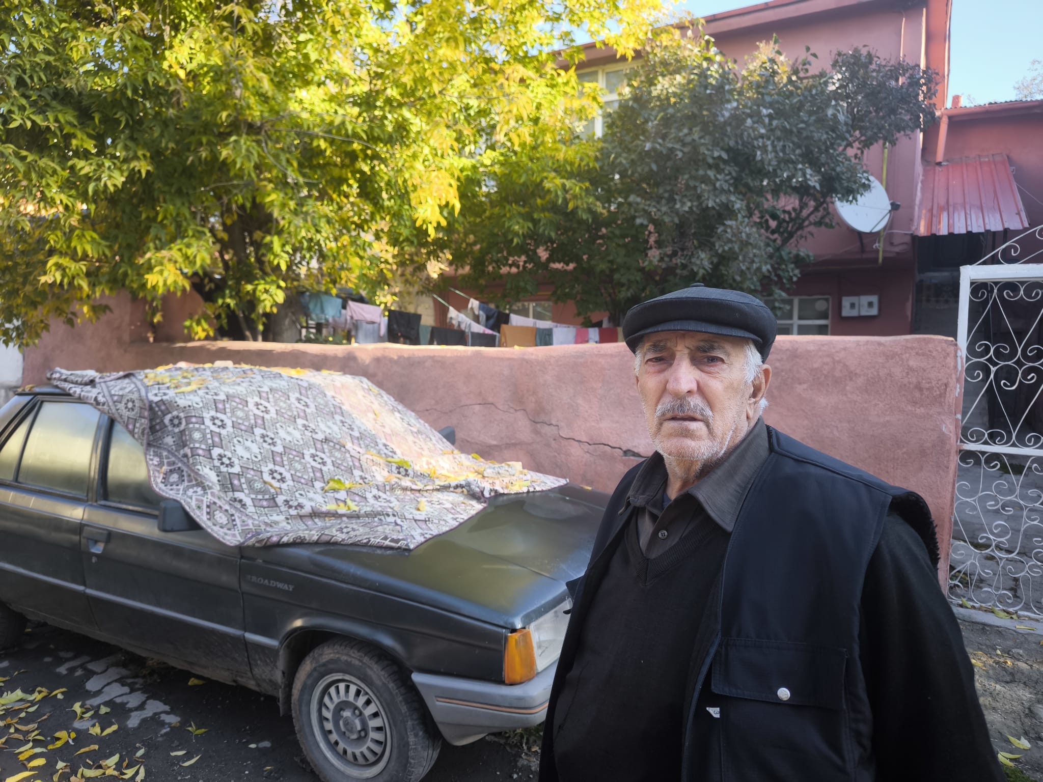 Kars’a kış geldi: Camlar buz tuttu, araçlar brandayla korundu