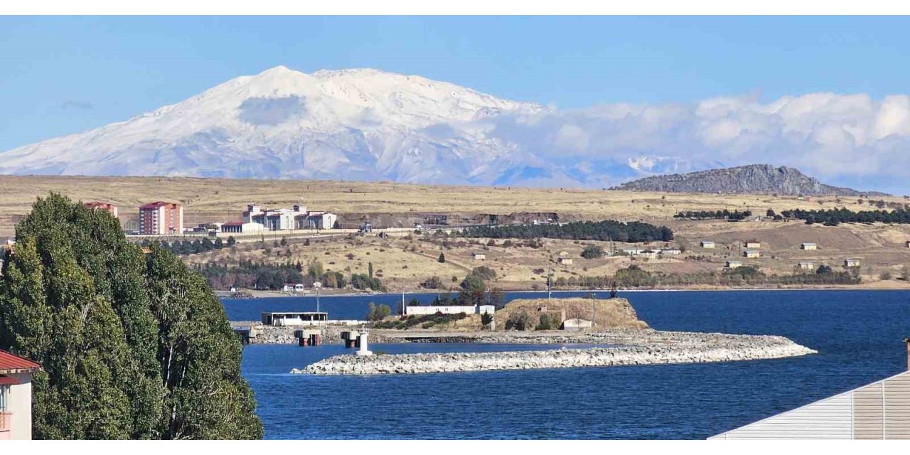 Tatvan’ın yüksek kesimleri beyaza büründü