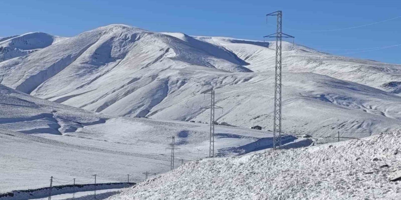 Taşlıçay’da kar yağışıyla Gündoğdu köyü beyaza büründü
