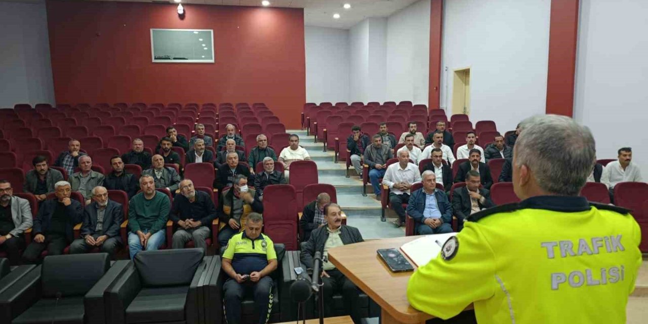 Malatya’da ticari taksi sürücülerine trafik bilgilendirmesi