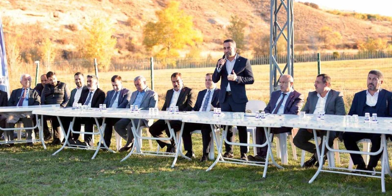 AK Parti heyeti Akçadağ’da muhtarlarla buluştu