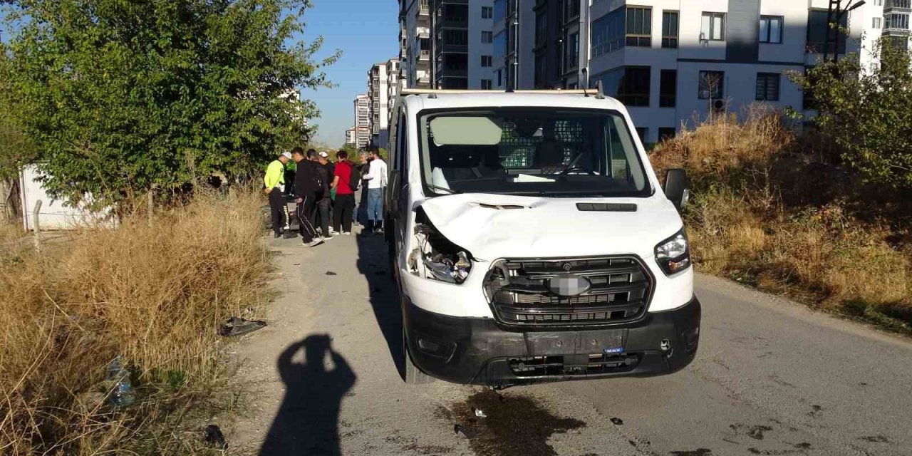 Malatya’da kamyonet ile elektrikli bisiklet çarpıştı: 2 yaralı