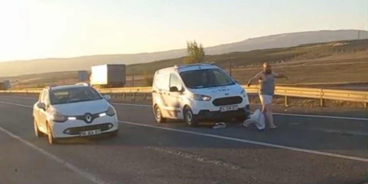 Trafiği birbirine kattı, araçların üzerine atladı, cam kırdı