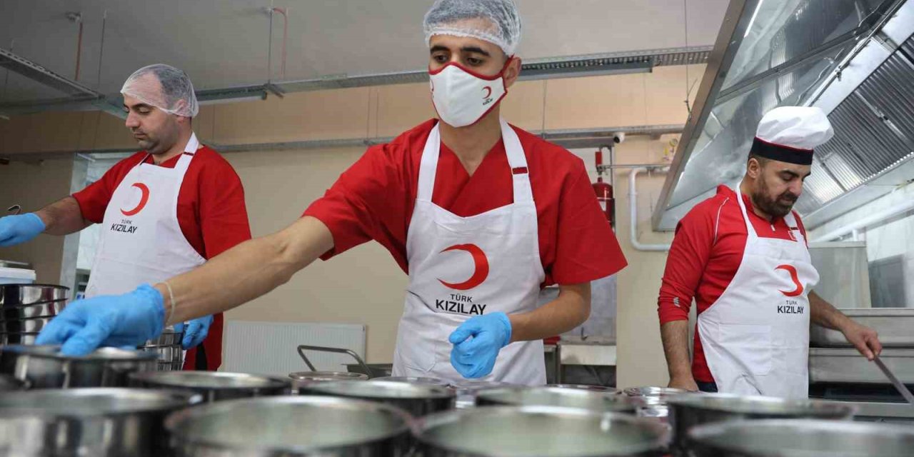Türk Kızılay Elazığ Şubesi’nden 200 ihtiyaç sahibine sıcak yemek