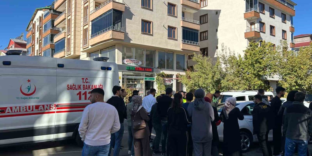 Otomobilin çarptığı 2 öğrenci yaralandı