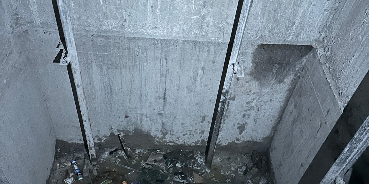 Kars’ta asansör boşluğuna düşen genç yaralandı