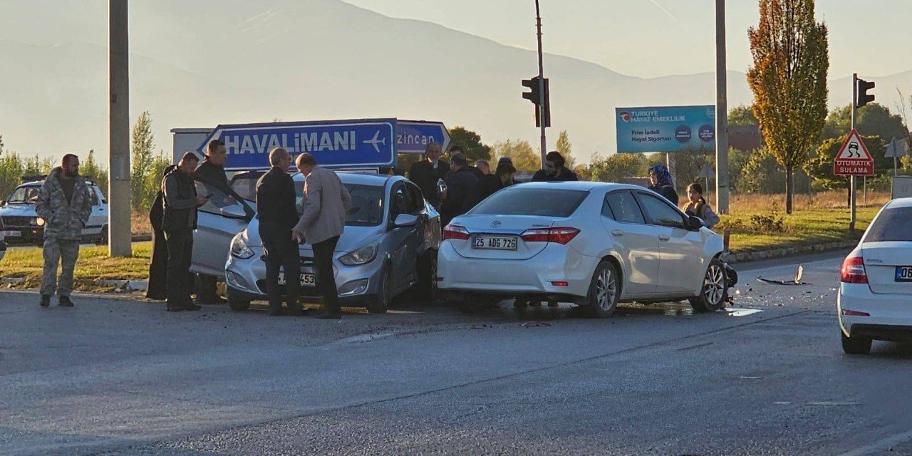 Erzincan’da iki otomobil çarpıştı: 5 yaralı