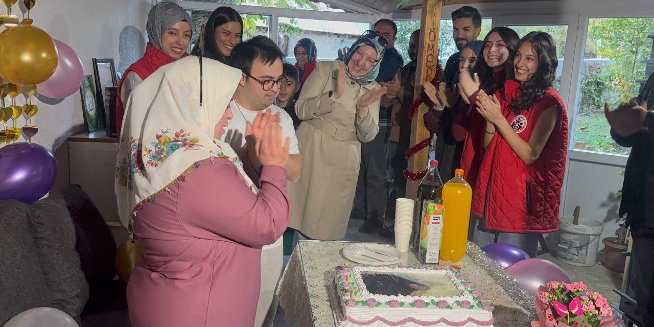 Gençlerden down sendromlu kardeşlere yürek ısıtan doğum günü sürprizi