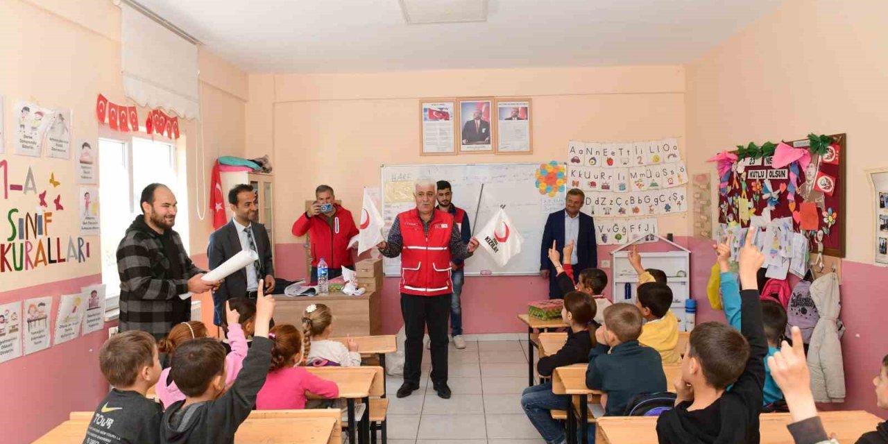 Kızılay’dan Çatak’taki öğrencilere anlamlı destek