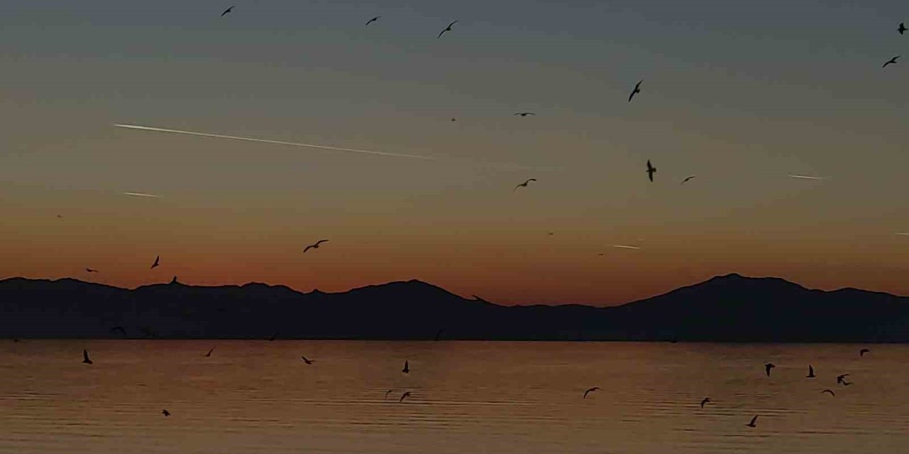 Van semalarında kartpostallık akşam: Uçaklar, kuşlar ve kızıl günbatımı büyüledi