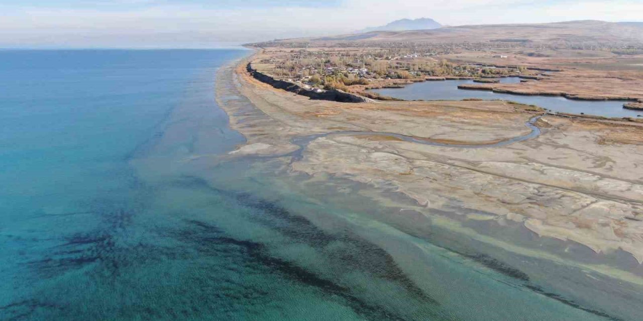 Renkli yazlardan sessiz çöl manzarasına: Van Gölü’nün 8 yıllık değişimi