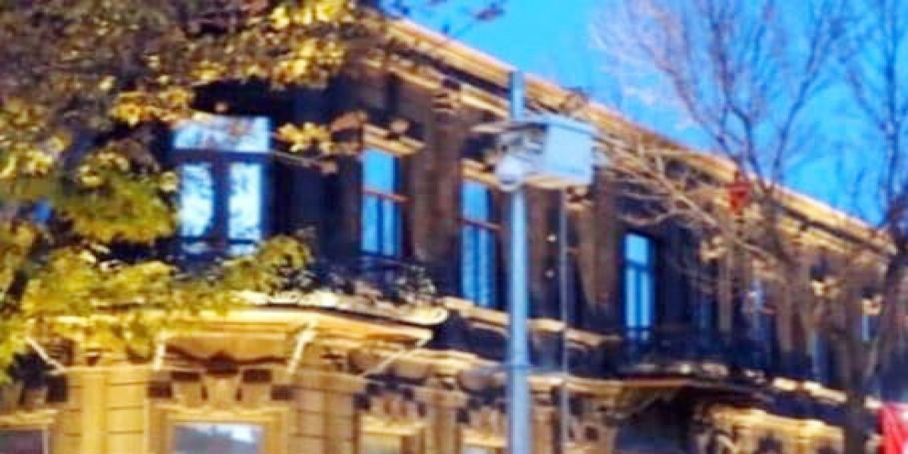 Kars’ta Tarihi Estetiği Engelleyen Direk Kalkıyor: Kars Defterdarlık Binası Önünde MOBESE Söküm Çalışması Başladı