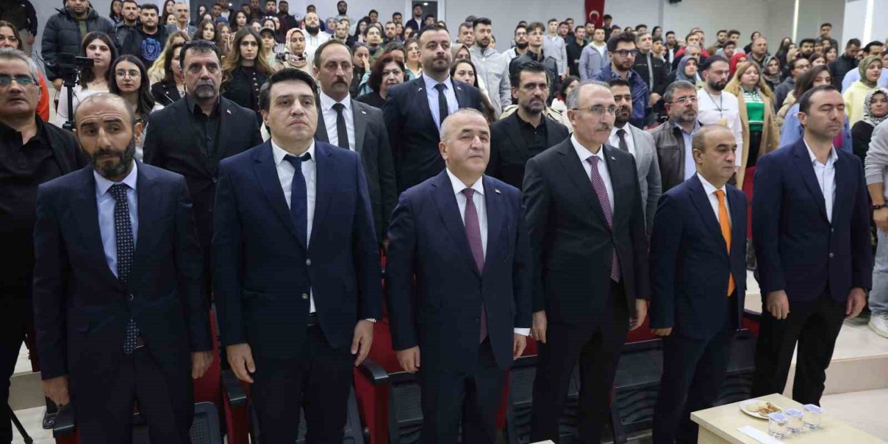 Vali Hatipoğlu: "Türkiye özellikle teknolojik alanda savunma sanayi başta olmak üzere yaptığı çalışmalarla çok farklı noktalara doğru evrildi"