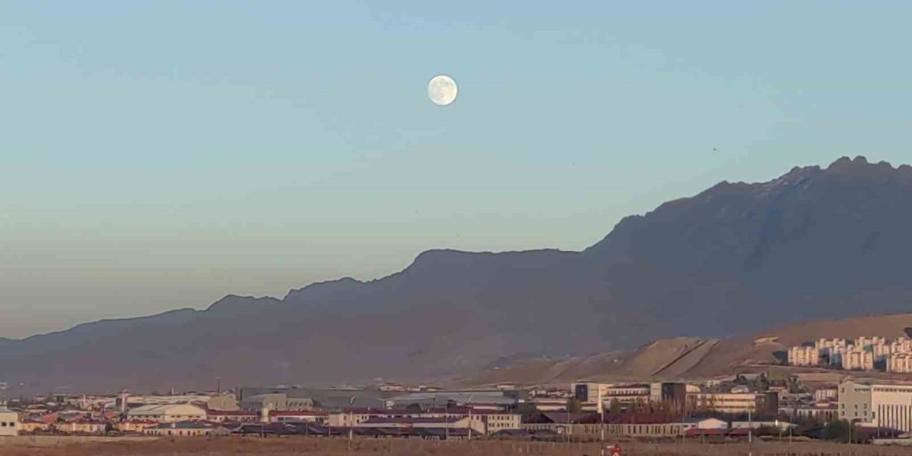 Van’da eş zamanlı güzellik: Ay doğarken güneş battı