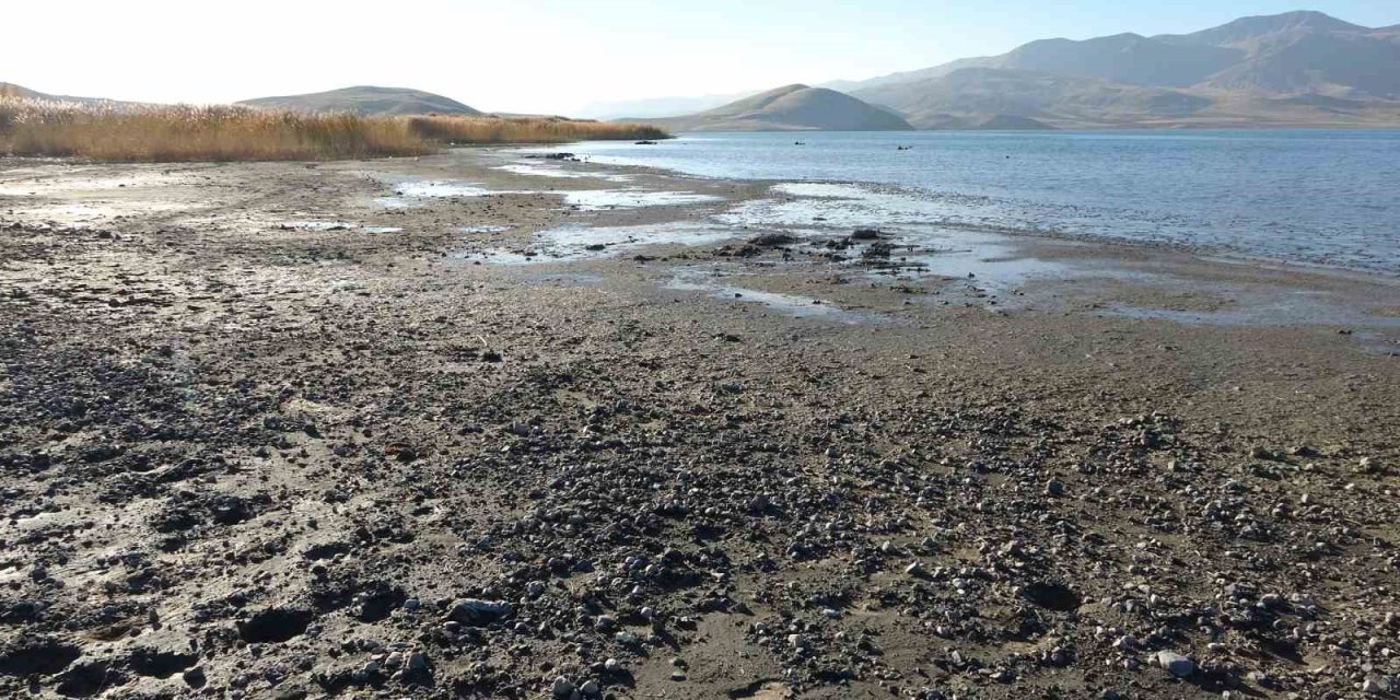 Erçek Gölü’nde su çekilince mikrobiyalitler ortaya çıktı