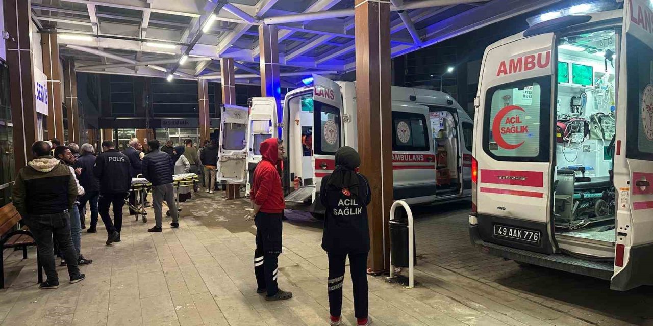 Malazgirt’te öğretmenleri taşıyan taksi takla attı: 7 yaralı