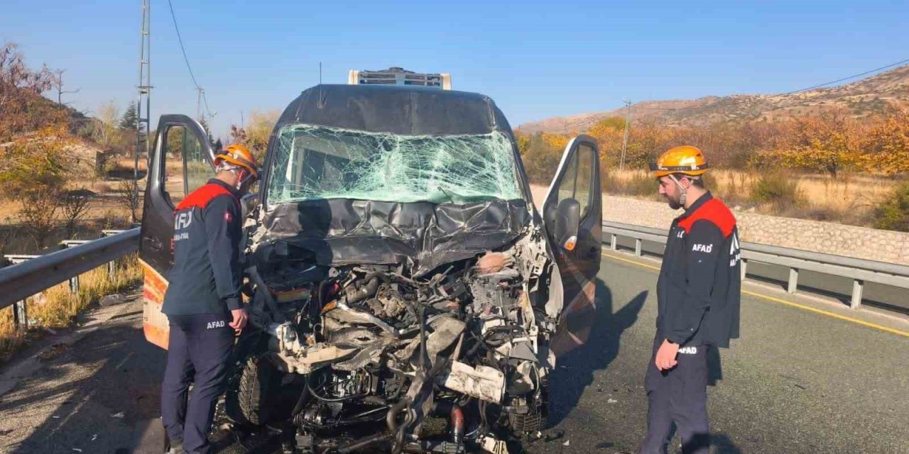 Elazığ’da minibüs ile kamyon çarpıştı: 1 yaralı