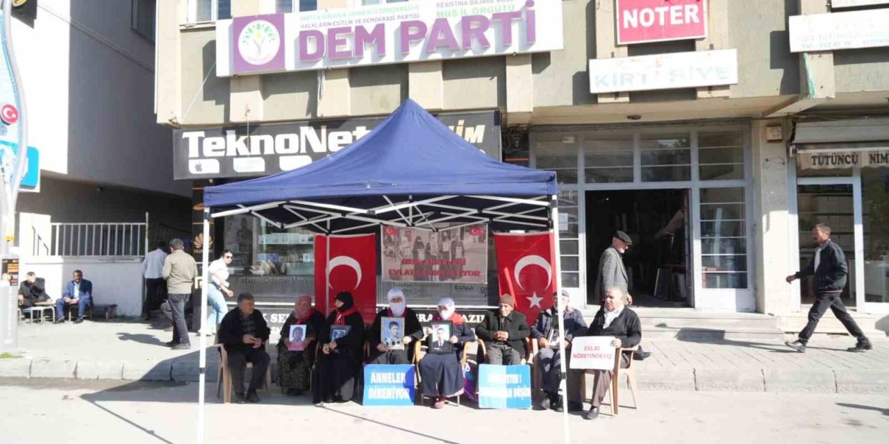 Muş’ta annelerin evlat nöbeti devam ediyor