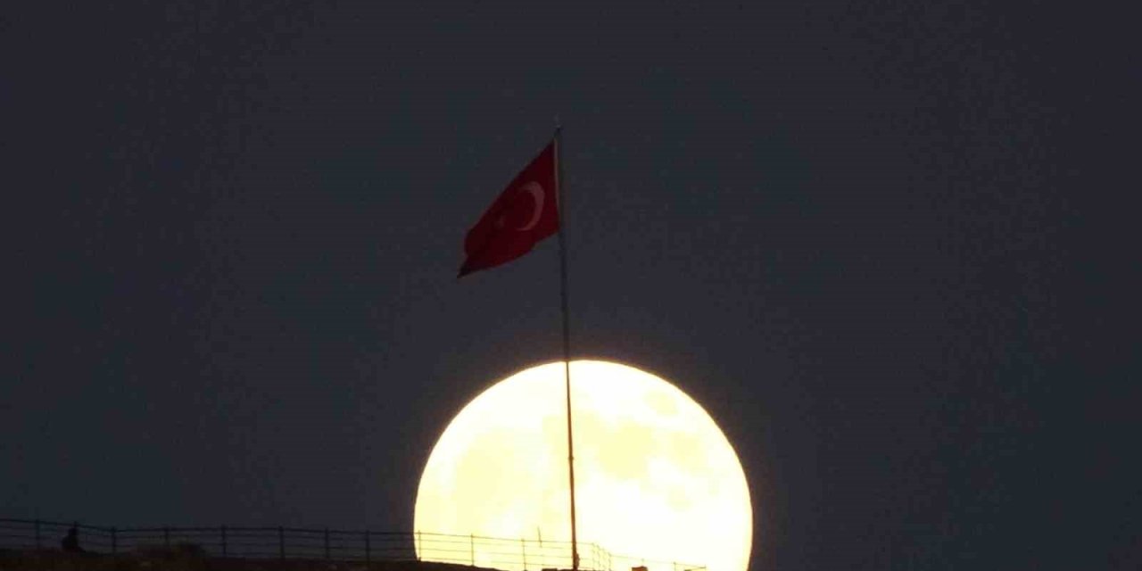 Süper Ay göz kamaştırdı