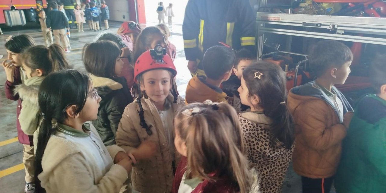Minik öğrenciler itfaiyecilik mesleğini yerinde öğrendi