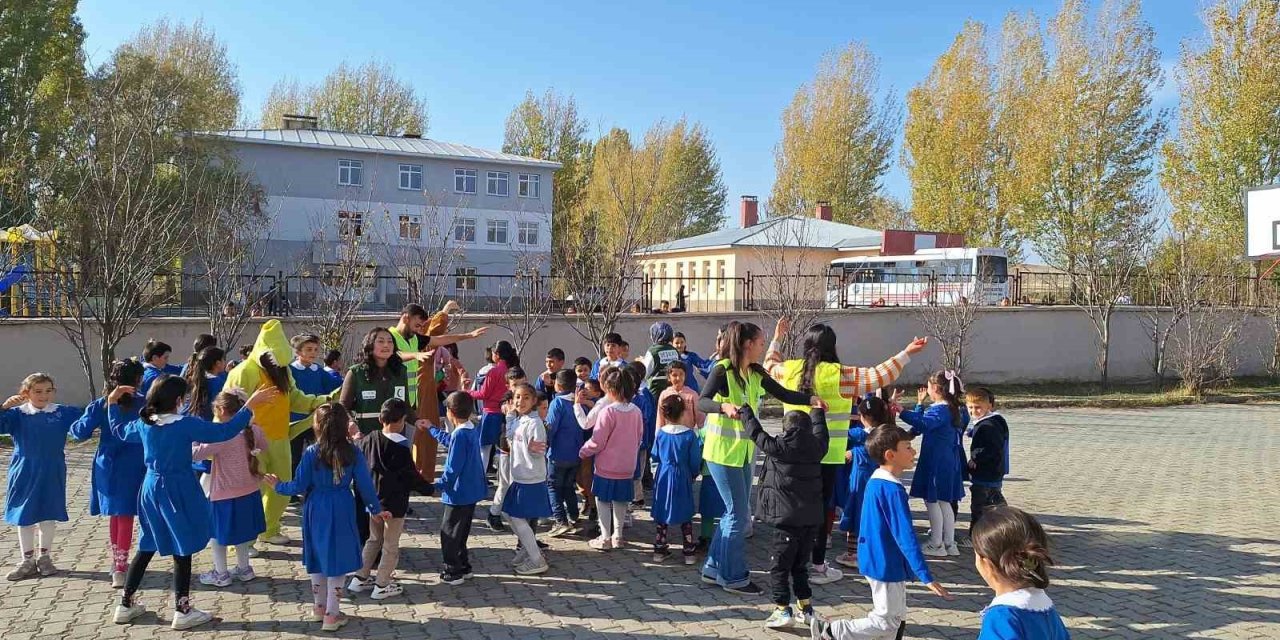 Kars Yeşilay minik yüreklere dokundu