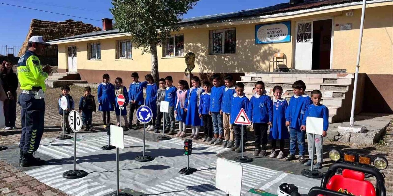 Kars’a jandarmadan öğrencilere yönelik trafik eğitimi
