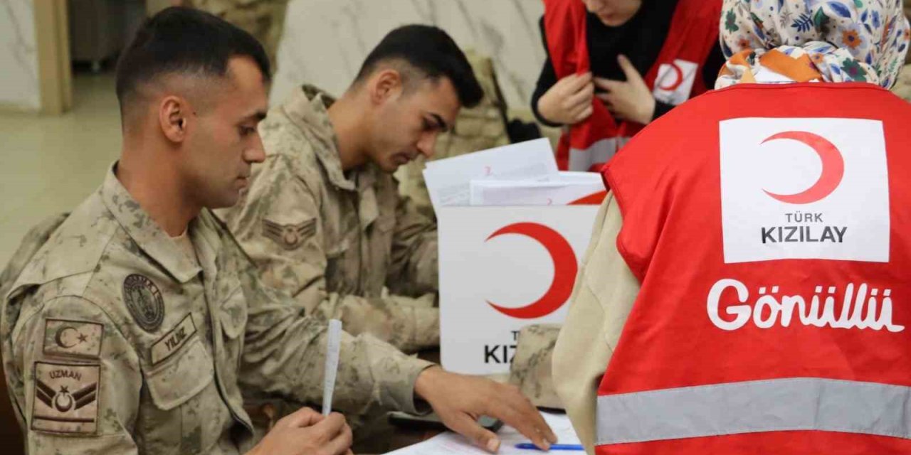 Jandarma personelinden Kızılay’a kan bağışı desteği