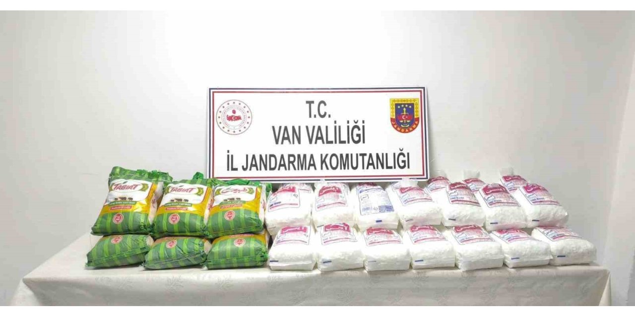 Van’da kaçak eşya ve gıda maddesi ele geçirildi