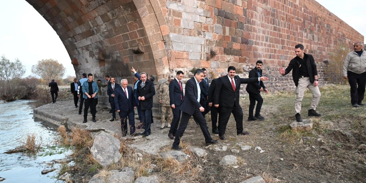 Vali Çiftçi, Köprüköy’de incelemelerde bulundu