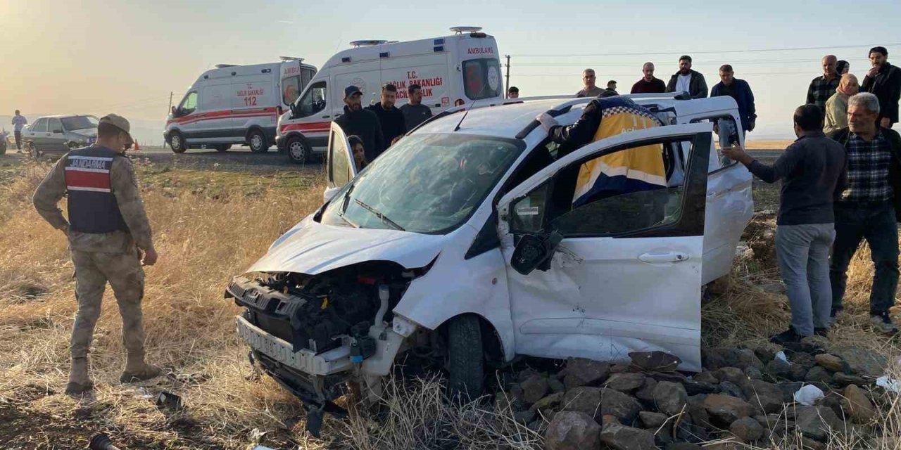 Elazığ’da hafif ticari araç  tarlaya uçtu: 3 yaralı