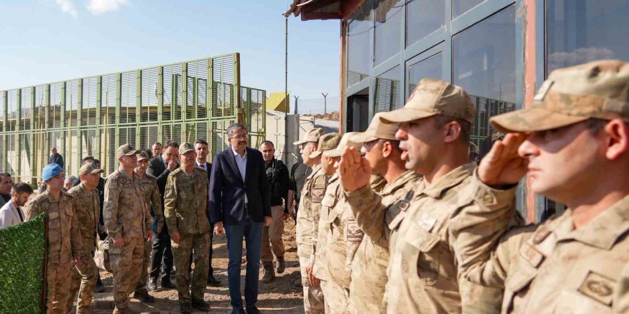 2. Ordu Komutanı Korgeneral Topaloğlu sınırdaki üs bölgelerini ziyaret etti