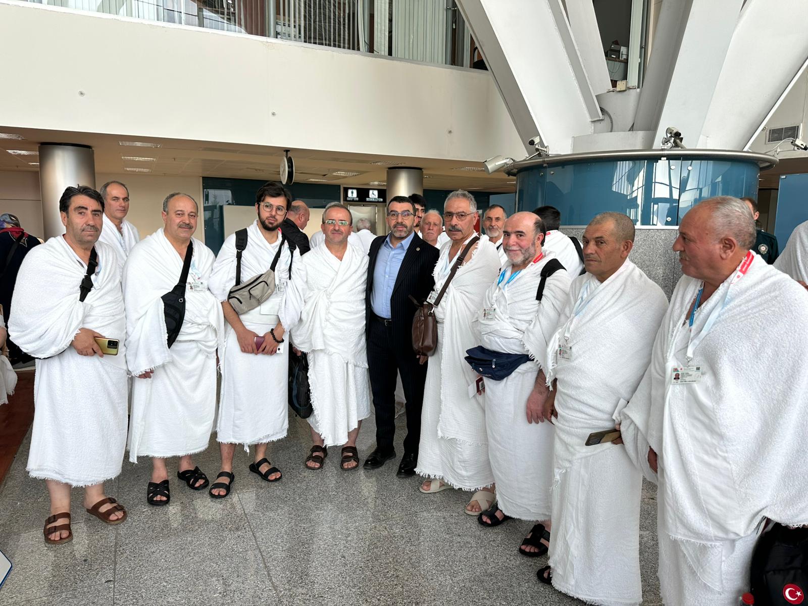 Kars’tan direkt uçuşla umre yolcuları dualarla Medine’ye uğurlandı