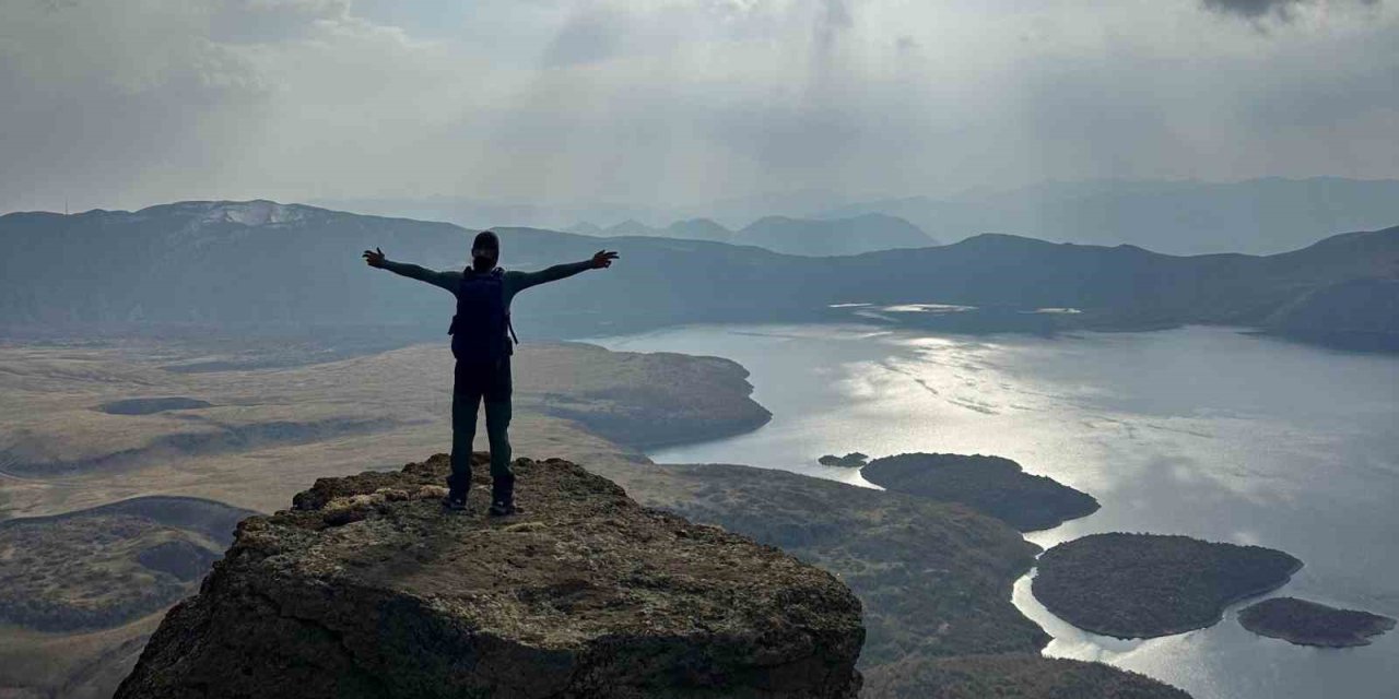 Vanlı dağcılardan Nemrut Kalderası’nda 12 saatlik zorlu yürüyüş