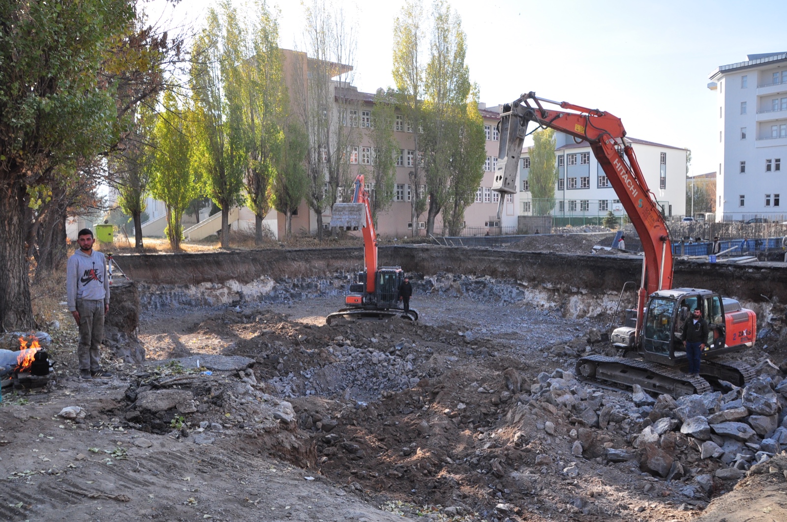 Kars’ta okul inşaatı işçileri Atatürk’ü 9’u 5 geçe iş makineleri üzerinde andı