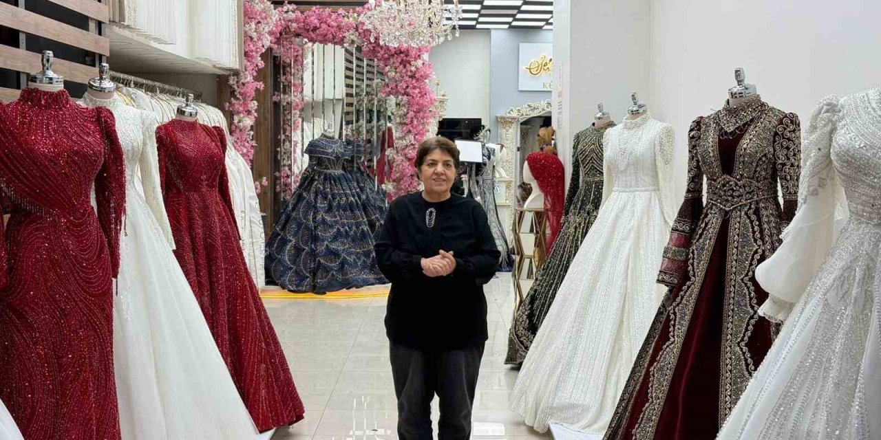 Depremlerde iki iş yeri yıkılan kadın pes etmedi