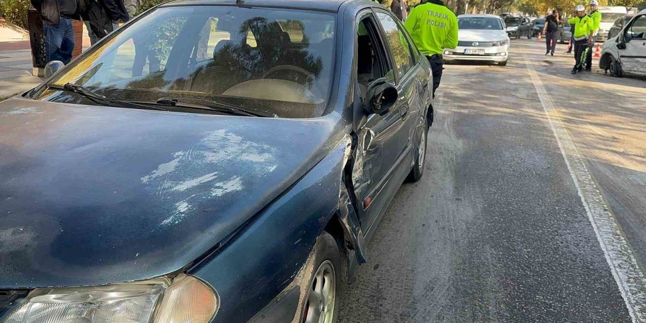 Elazığ’da trafik kazası: Hafif ticari araç ile otomobil çarpıştı