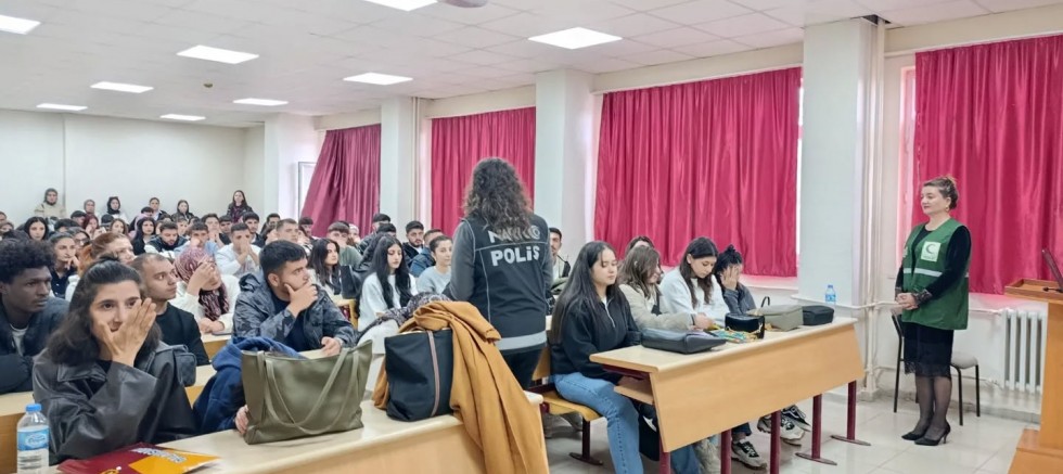 Kars'ta öğrencilere bağımlılıkla mücadele eğitimi