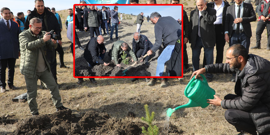 Vali Polat, gazetecilerle fidan dikti, fotoğraf çekti