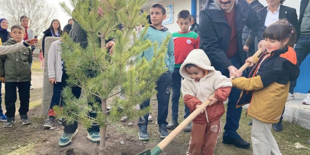 Arpaçay’da Milli Ağaçlandırma Günü’nde fidanlar toprakla buluştu
