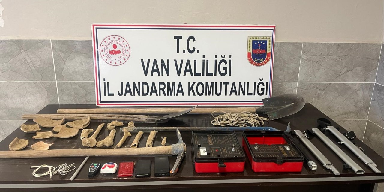 Van’da kaçak kazı yapan 5 kişi yakalandı, kemik parçaları ele geçirildi