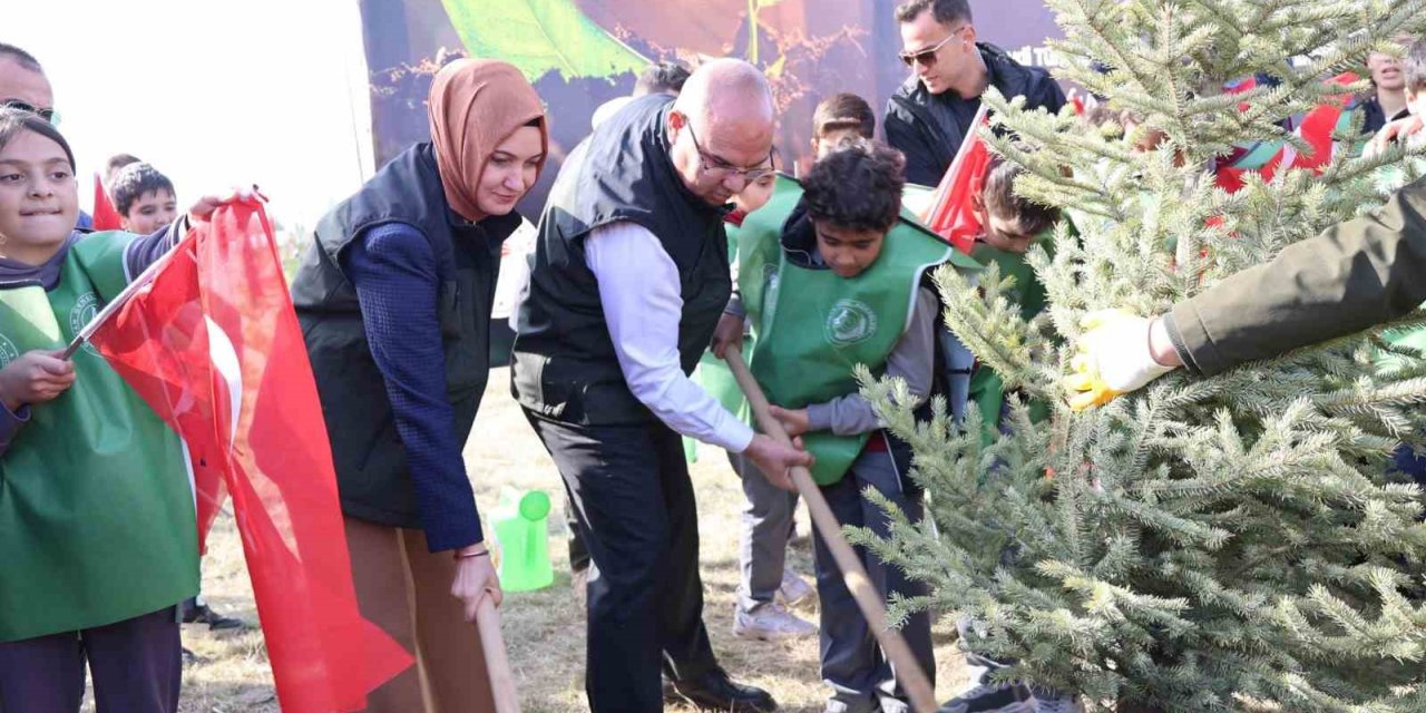 Ağrı’da binlerce fidan toprakla buluştu