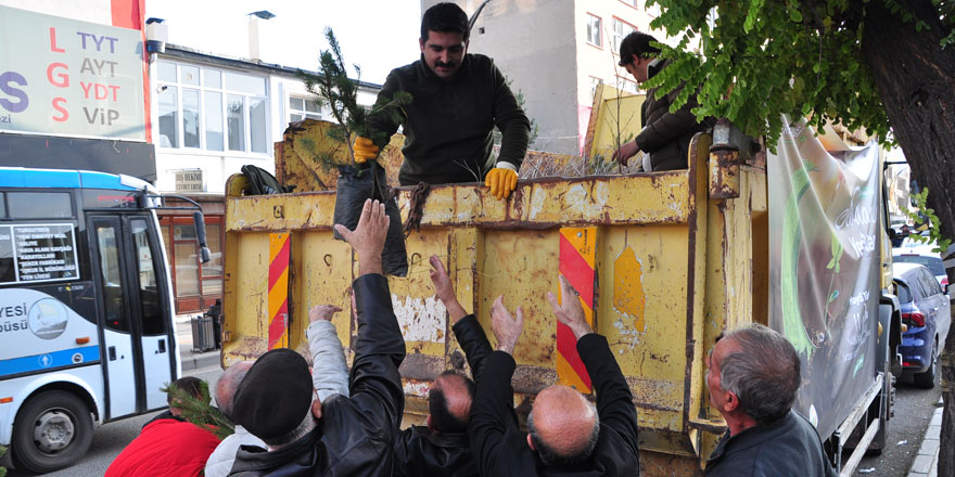 Kars'ta vatandaşlara bin fidan dağıtıldı