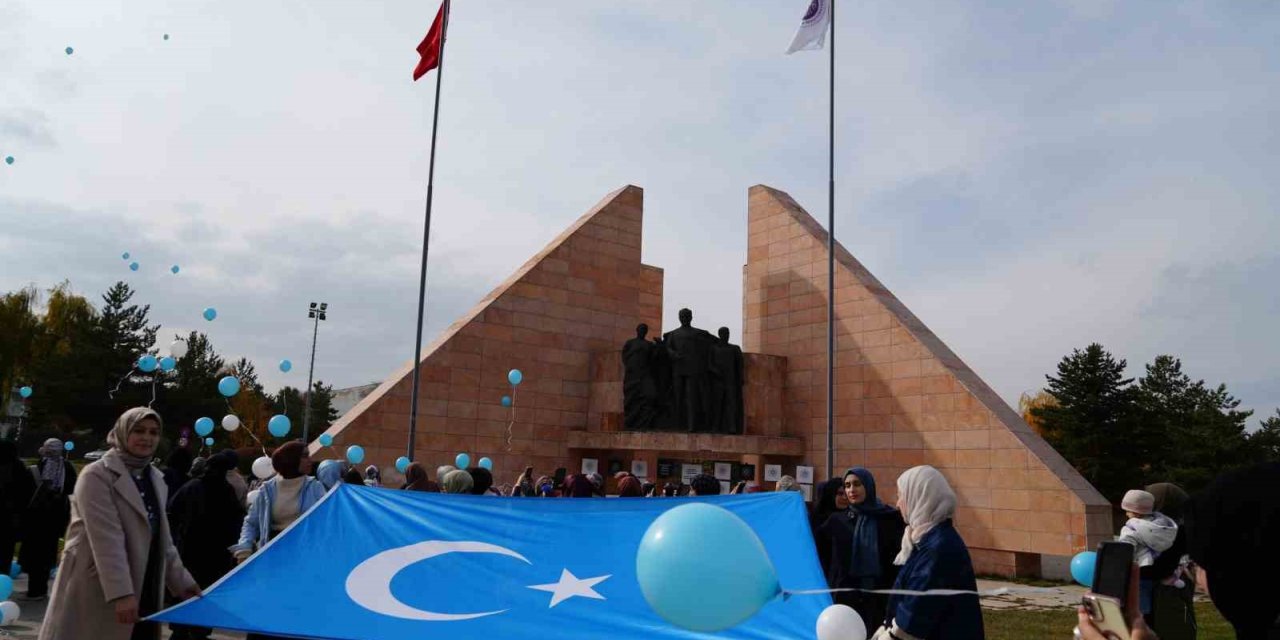 Mavi beyaz balonlarla Doğu Türkistan’ın sesi oldular